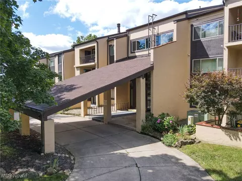 171 Court Dr #206, Fairlawn, OH 44333