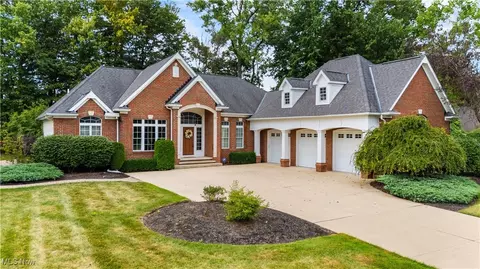 8022 Belglo Ln, Mentor, OH 44060