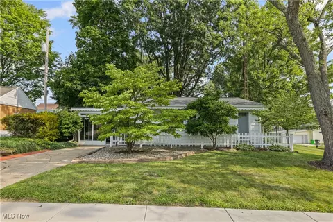 983 Roseland Rd, Alliance, OH 44601