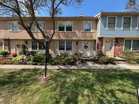 67 Quaker Ridge Dr, Akron, OH 44313