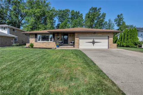 6140 Meadview Dr, Seven Hills, OH 44131