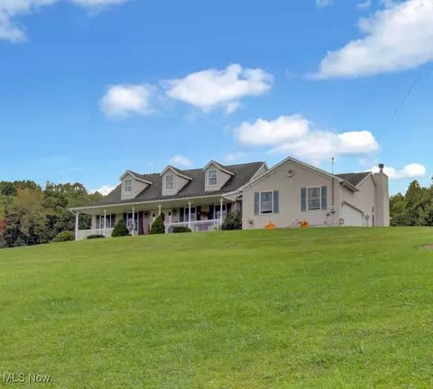 2079 Parks Ave SE, Paris, OH 44669
