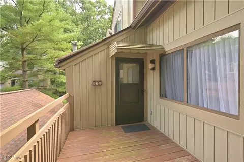 564 Meredith Ln, Cuyahoga Falls, OH 44223