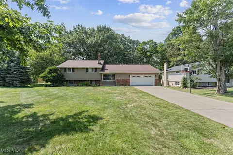 1062 Belwood Dr, Highland Heights, OH 44143