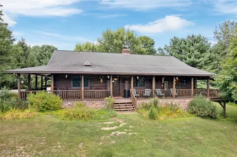 6894 Swamp St NE, Hartville, OH 44632