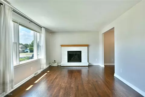 Living - 642 Oakridge Dr, Youngstown, OH 44512 photo 1 of 4
