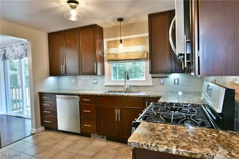 Kitchen - 642 Oakridge Dr, Youngstown, OH 44512 photo 4 of 5