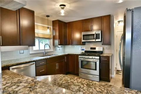 Kitchen - 642 Oakridge Dr, Youngstown, OH 44512 photo 1 of 5