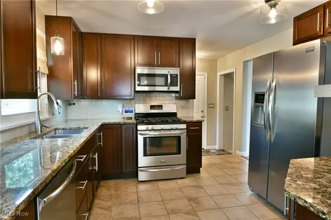 Kitchen - 642 Oakridge Dr, Youngstown, OH 44512 photo 2 of 5