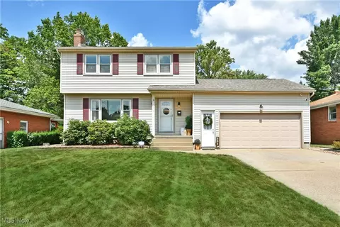 642 Oakridge Dr, Youngstown, OH 44512