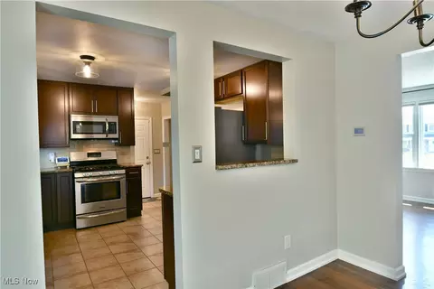 Entry Way - 642 Oakridge Dr, Youngstown, OH 44512 photo 2 of 4