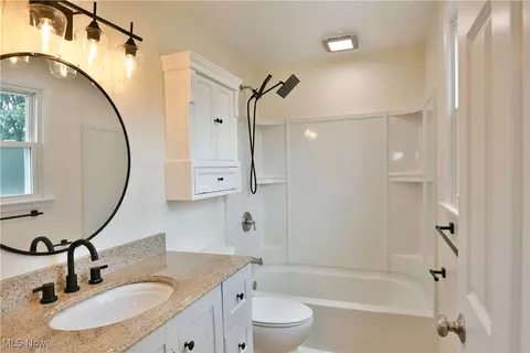 Bath - 642 Oakridge Dr, Youngstown, OH 44512 photo 1 of 2
