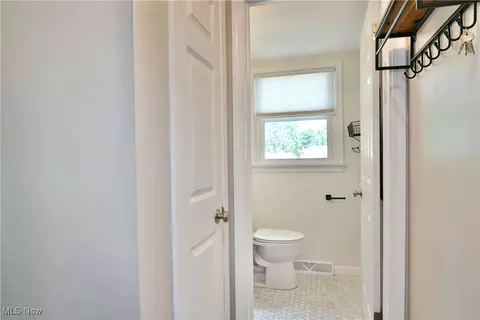 Entry Way - 642 Oakridge Dr, Youngstown, OH 44512 photo 3 of 4