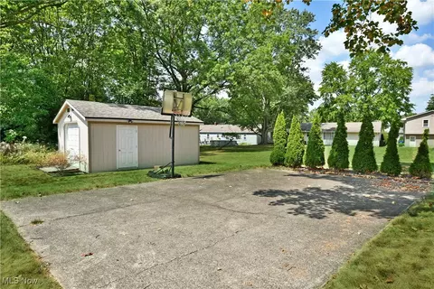 Exterior - 642 Oakridge Dr, Youngstown, OH 44512 photo 5 of 7