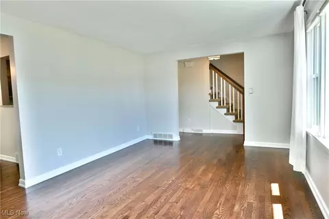 Living - 642 Oakridge Dr, Youngstown, OH 44512 photo 3 of 4