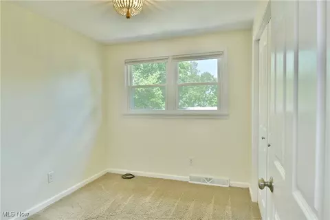Bedroom - 642 Oakridge Dr, Youngstown, OH 44512 photo 4 of 11