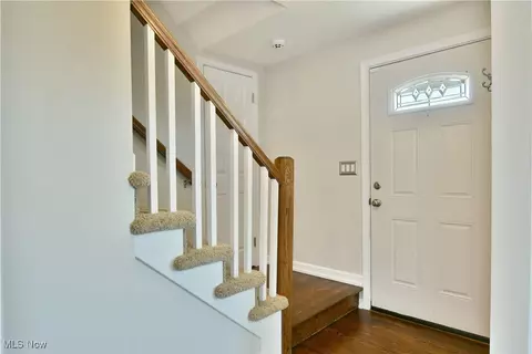 Entry Way - 642 Oakridge Dr, Youngstown, OH 44512 photo 1 of 4