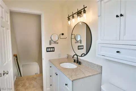 Bath - 642 Oakridge Dr, Youngstown, OH 44512 photo 2 of 2