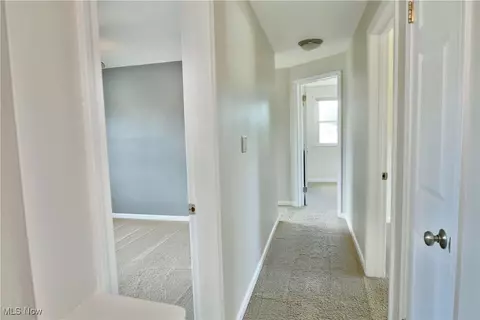 Entry Way - 642 Oakridge Dr, Youngstown, OH 44512 photo 4 of 4