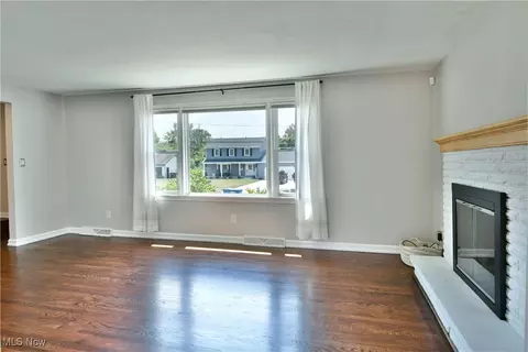 Living - 642 Oakridge Dr, Youngstown, OH 44512 photo 2 of 4