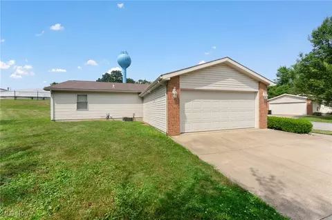 405 Orchard Dr, Leetonia, OH 44431