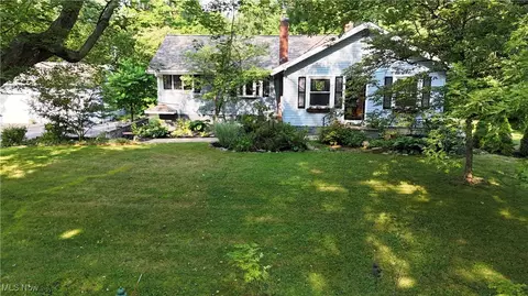 3960 Ellendale Rd, Chagrin Falls, OH 44022