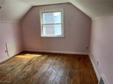 Bedroom - 330 E 264th St, Euclid, OH 44132 photo 4 of 5