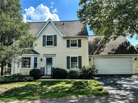 27 Hudson Common Dr, Hudson, OH 44236