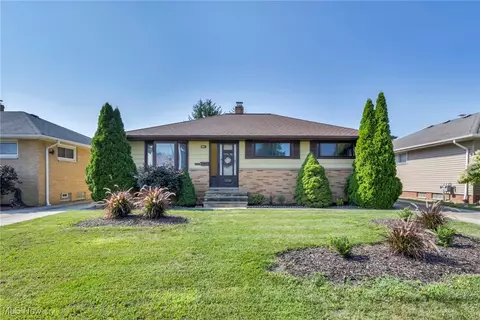 15708 Rowena Ave, Maple Heights, OH 44137