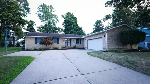 2748 Parkplace Dr, Uniontown, OH 44685