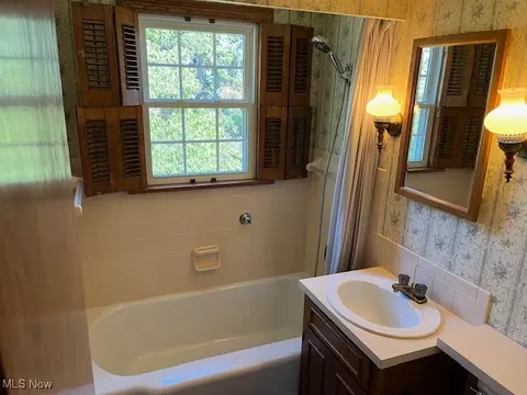 Bath - 2520 Clarendon Ave NW, Canton, OH 44708 photo 1 of 1