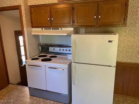 Kitchen - 2520 Clarendon Ave NW, Canton, OH 44708 photo 2 of 2