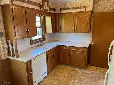 Kitchen - 2520 Clarendon Ave NW, Canton, OH 44708 photo 1 of 2
