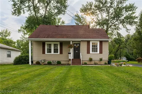 7468 Oakhill Rd, Bedford, OH 44146