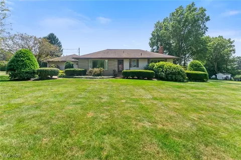 7102 Pine Grove Dr, Hubbard, OH 44425