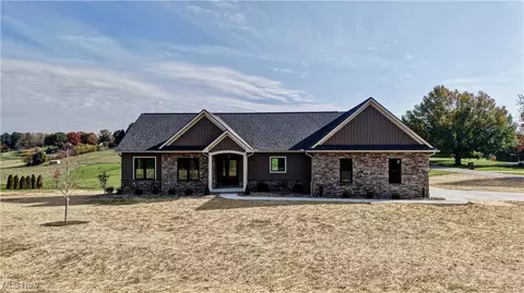 379 Olde Orchard Dr NE, Bolivar, OH 44612