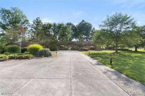 11950 Castleton Ln, Grafton, OH 44044