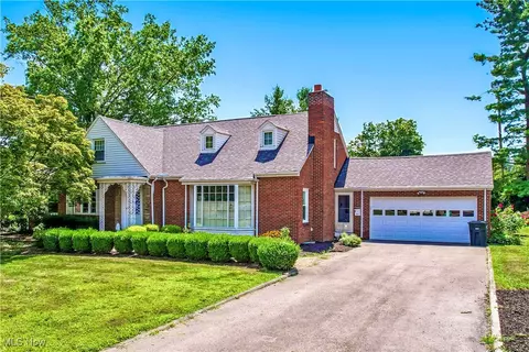 3138 Overlook Dr NE, Warren, OH 44483