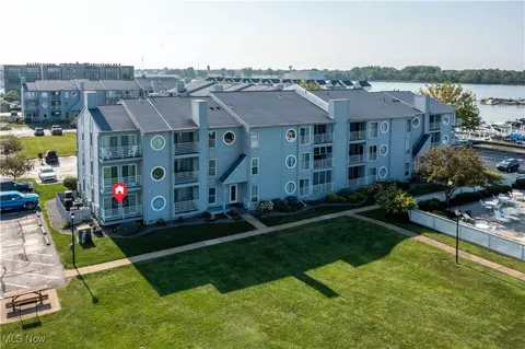 306 Clinton Reef Dr, Port Clinton, OH 43452