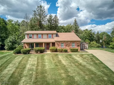 9200 Windswept Dr, Brecksville, OH 44141