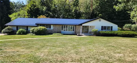 1363 Country Club Dr, Youngstown, OH 44505