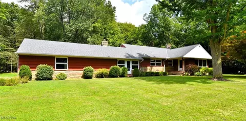 31299 Fairview Dr, Chagrin Falls, OH 44022