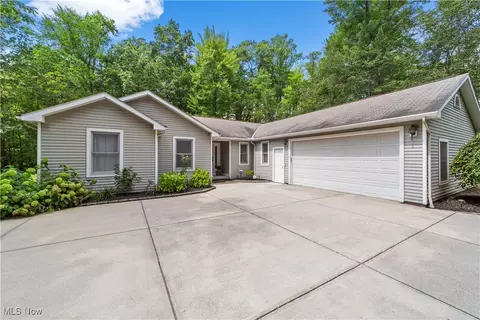 18122 Haskins Rd, Chagrin Falls, OH 44023