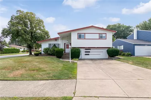 1111 Jackie Ln, Mayfield Heights, OH 44124