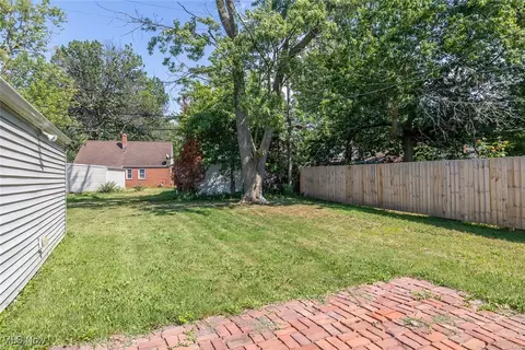 Exterior - 351 E 232nd St, Euclid, OH 44123 photo 4 of 6