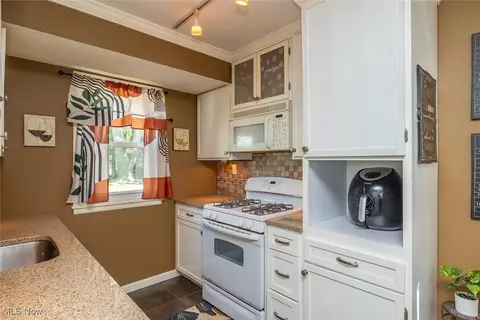 Kitchen - 351 E 232nd St, Euclid, OH 44123 photo 1 of 3