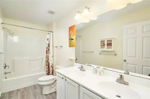 Bath - 116 Millstream Ct, Copley, OH 44321 photo 4 of 5