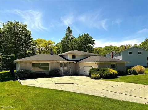 2600 Greenlawn Dr, Seven Hills, OH 44131