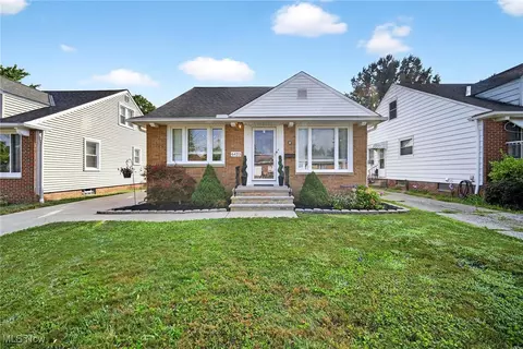 6423 Keltonshire Rd, Parma, OH 44129