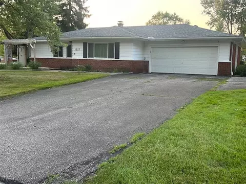 1227 Shepard Hills Blvd, Macedonia, OH 44056